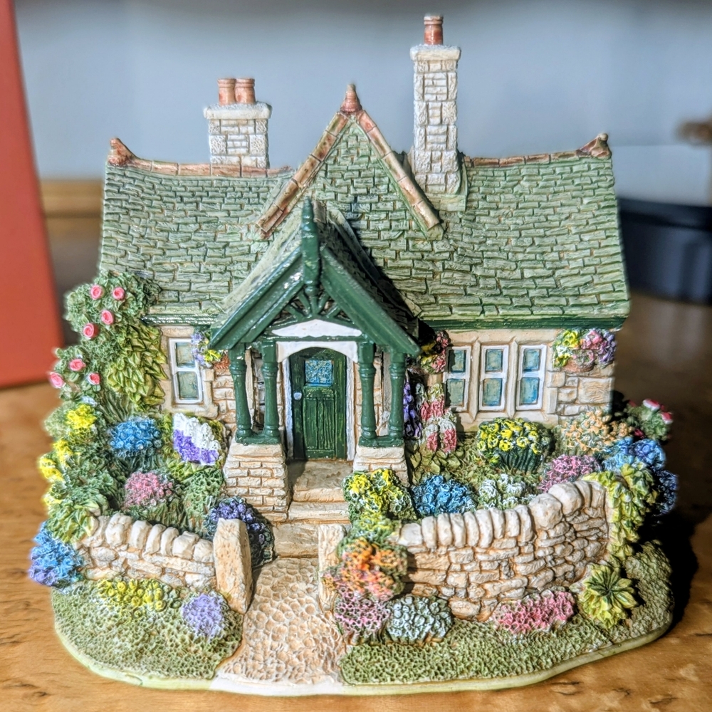 VINTAGE Lilliput Lane Cottages - "The Bobbins", *Mint Condition*